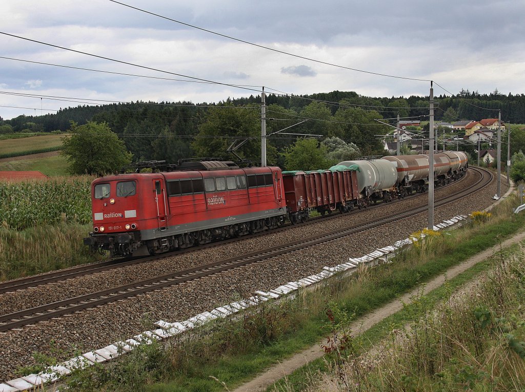 Die 151 017 am 28.08.2010 mit einem G�terzug unterwegs bei Haiding. 