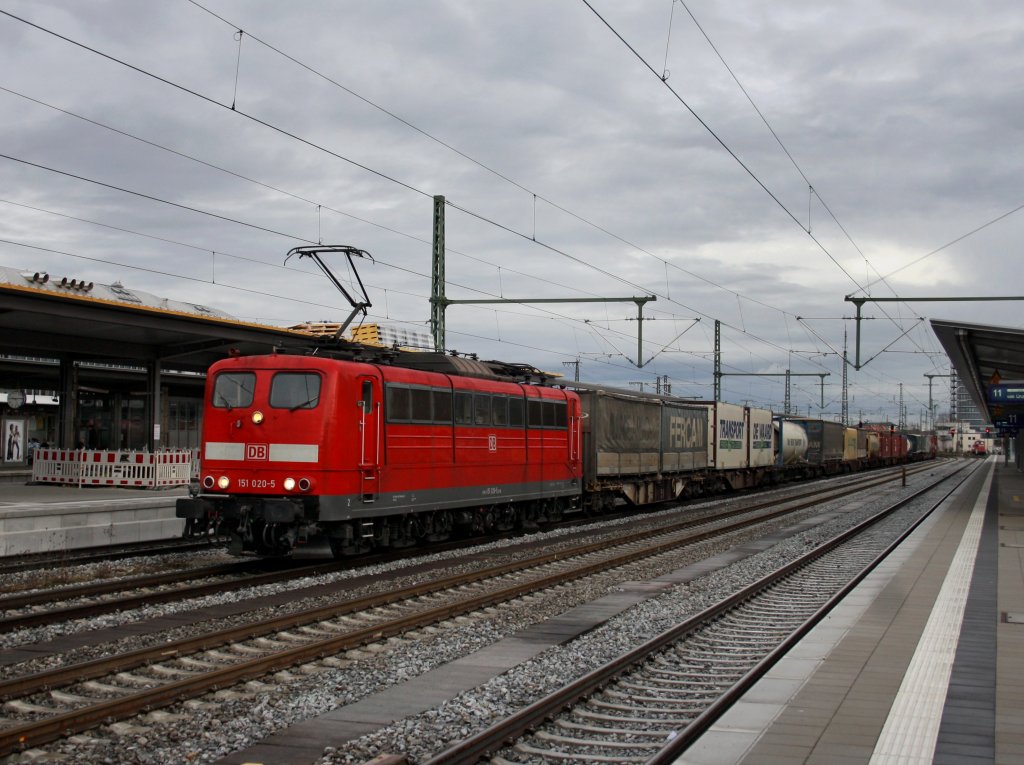Die 151 020 am 04.12.2011 mit einem KLV-Zug bei der Durchfahrt in Mnchen Ost.