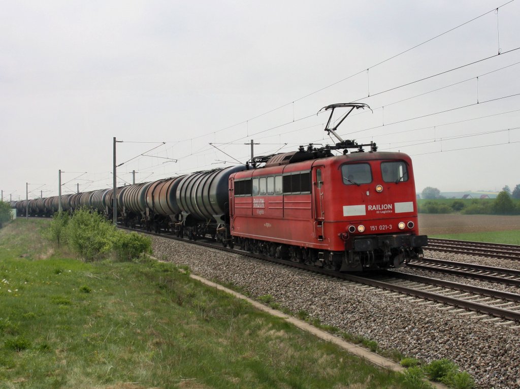 Die 151 021 am 28.04.2011 mit einem Kesselwagenzug unterwegs bei Hebertshausen. 
