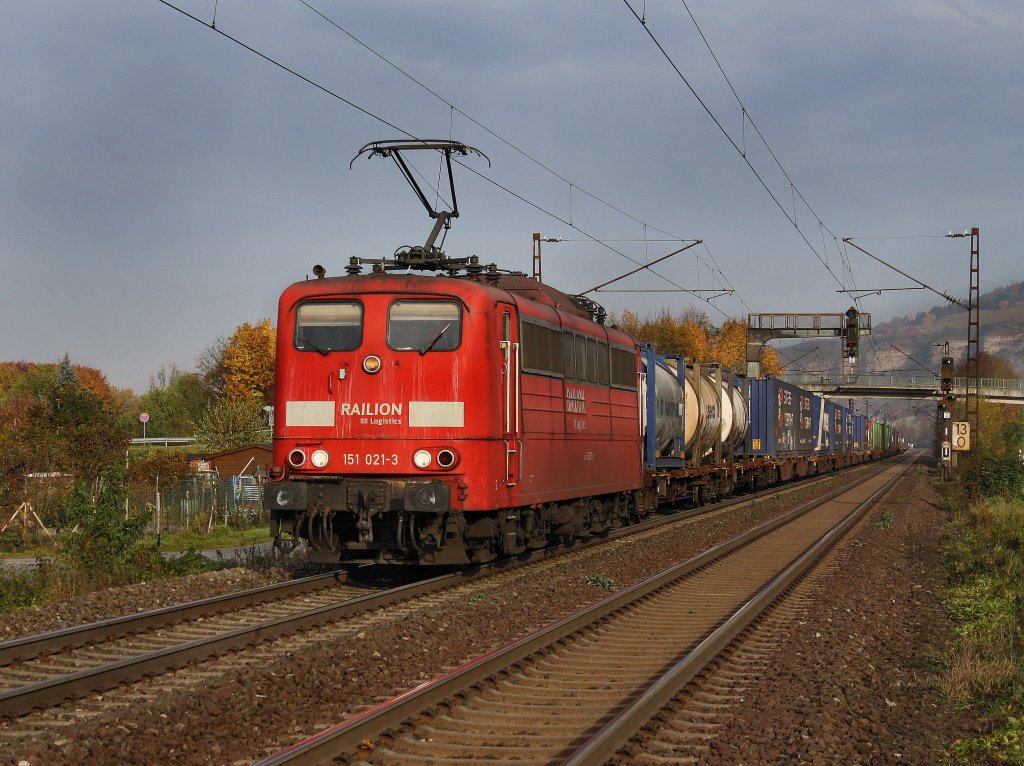 Die 151 021 am 30.10.2010 mit einem Containerzug unterwegs bei Th�ngersheim. 