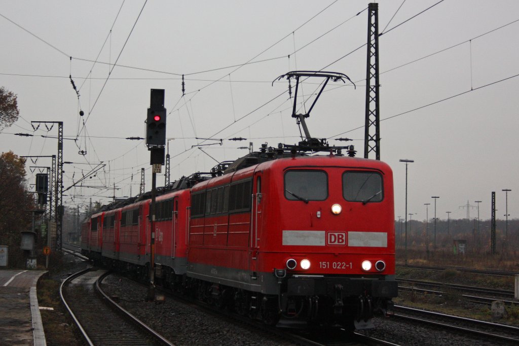 Die 151 022 zieht am 25.11.11 einen Lokzug bestehend aus 139 262,151 124,151 xxx,155 211? und 189 062 durch Duisburg-Bissingheim.