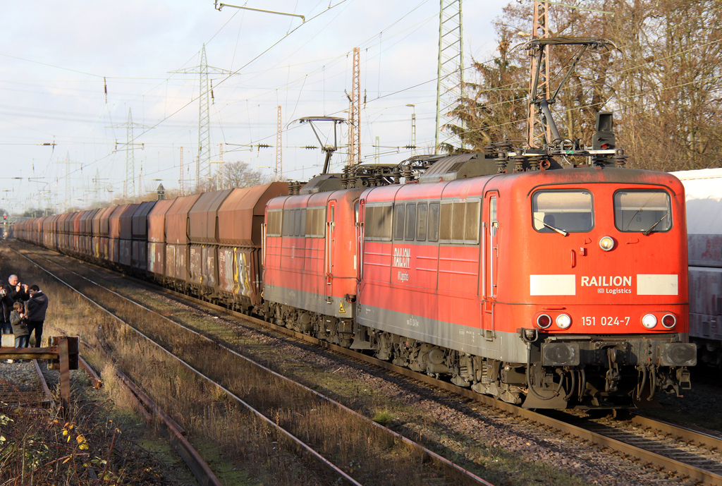 Die 151 024-7 in Doppeltraktion mit einem Kohlezug in Ratingen Lintorf am 10.12.2011