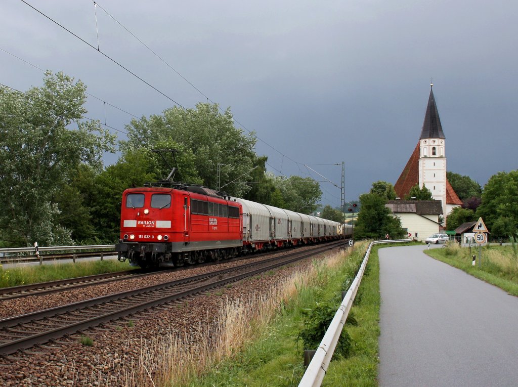 Die 151 032 am 19.06.2011 mit einem Stahlzug unterwegs bei Hausbach. 
