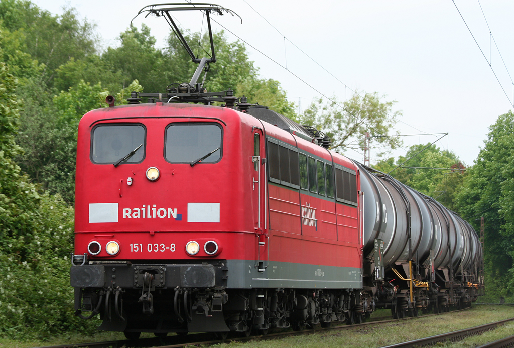 Die 151 033-8 zieht Kesselwagen durch Duisburg Laar am 15.05.2010