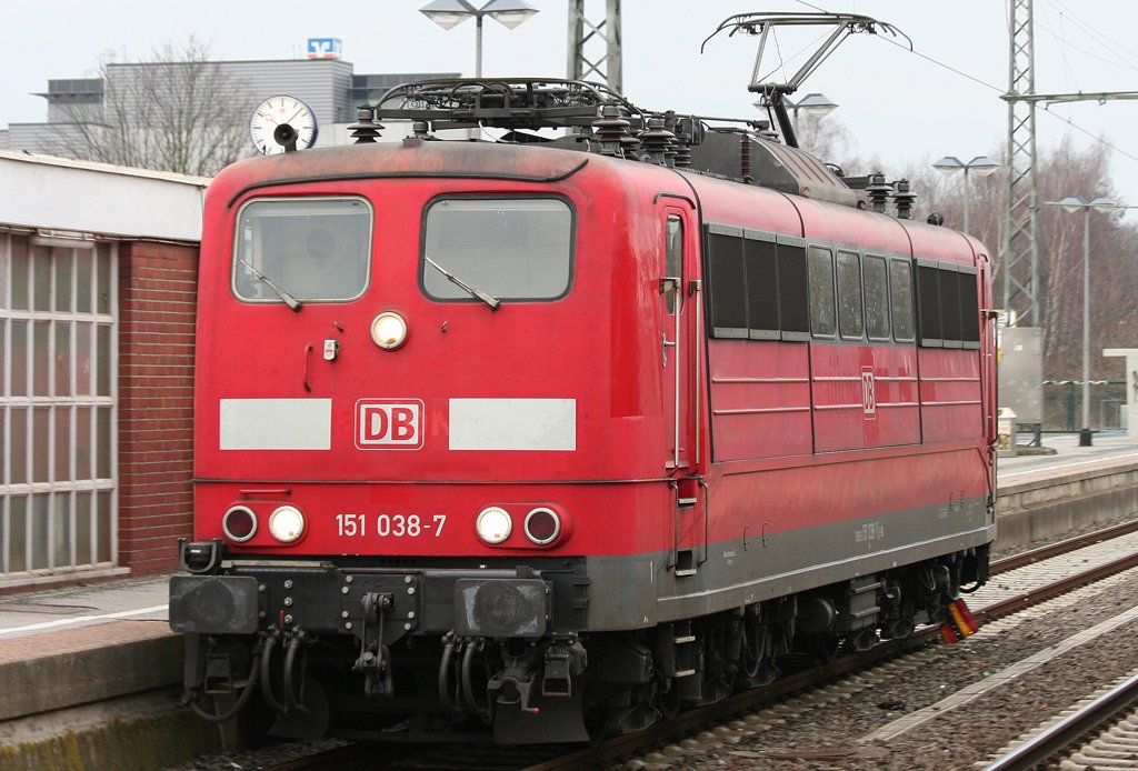 Die 151 038-7 durchfhrt Rheydt HBF Lz Richtung Aachen West am 12.03.2010