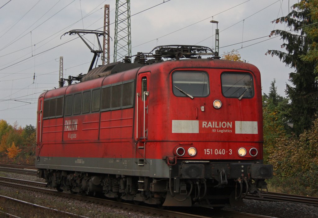 Die 151 040-3 als Lz bei der Durchfahrt durch Ratingen-Lintorf.