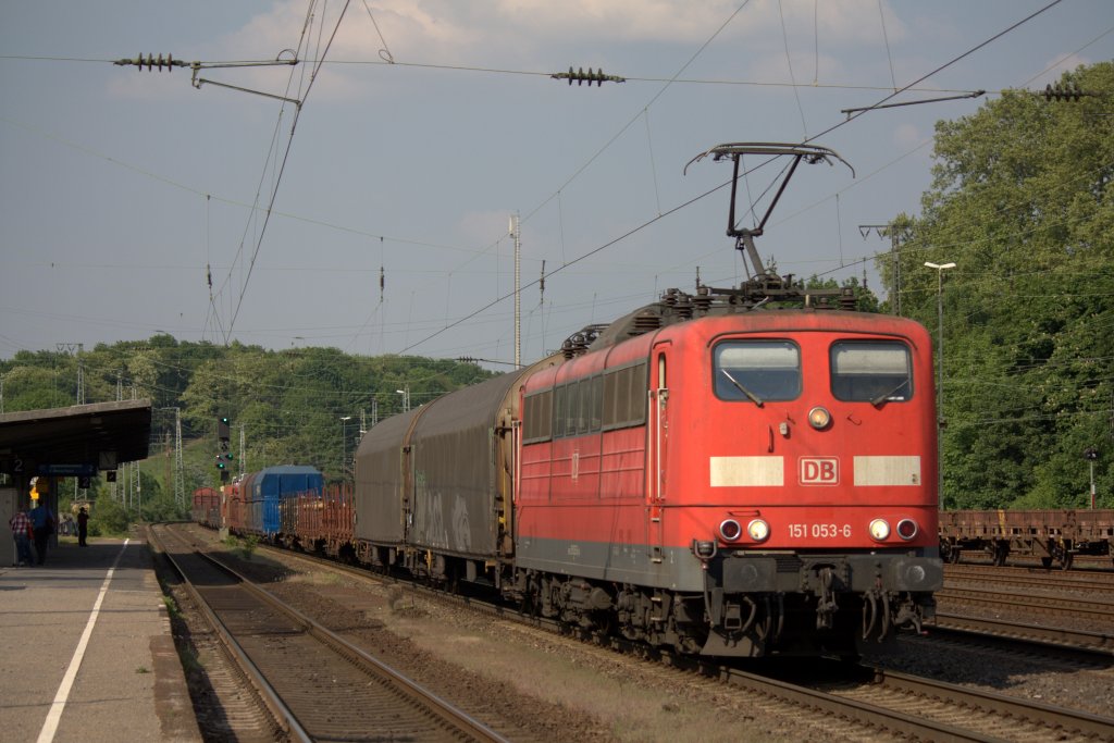 Die 151 053-6 fuhr am 30.04.2011 durch K�ln West.