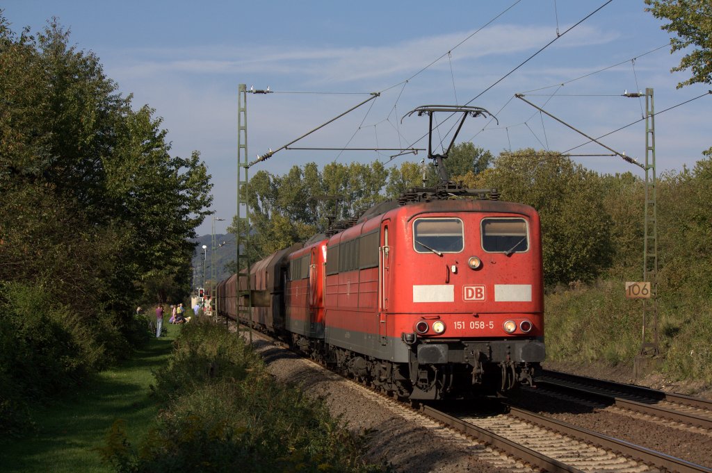 Die 151 058-5 fuhr am 24.09.2011 durch Unkel.