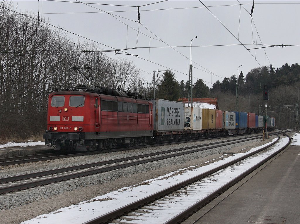 Die 151 058 mit einem Containerzug am 13.03.2010 bei der Durchfahrt in Aling. 