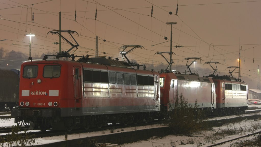 Die 151 060-1 stand am Abend der 07.12.2010 in Aachen West.