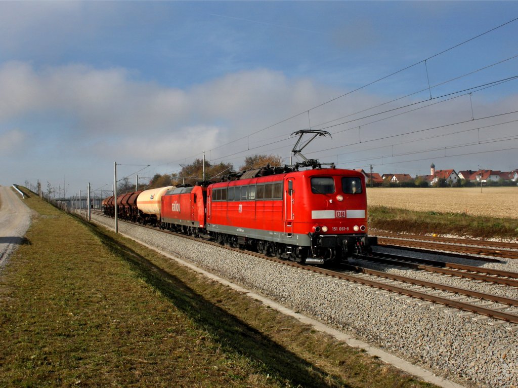 Die 151 061 und die 185 184 am 29.10.2011 mit einem Gterzug unterwegs bei Hattenhofen.