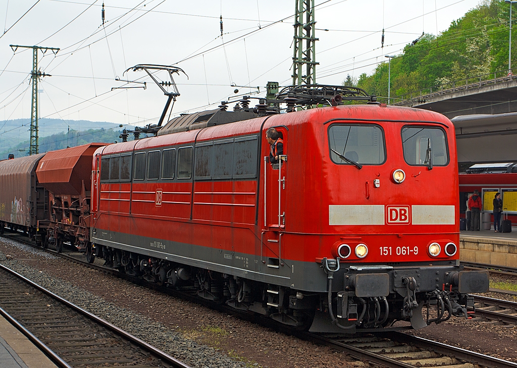 Die 151 061-9 der DB Schenker Rail hat mit ihrem gem. Gterzug am 28.04.2013 im Hbf Koblenz Hp 0. 
Die E 51 wurde 1974 bei Henschel in Kassel gebaut.