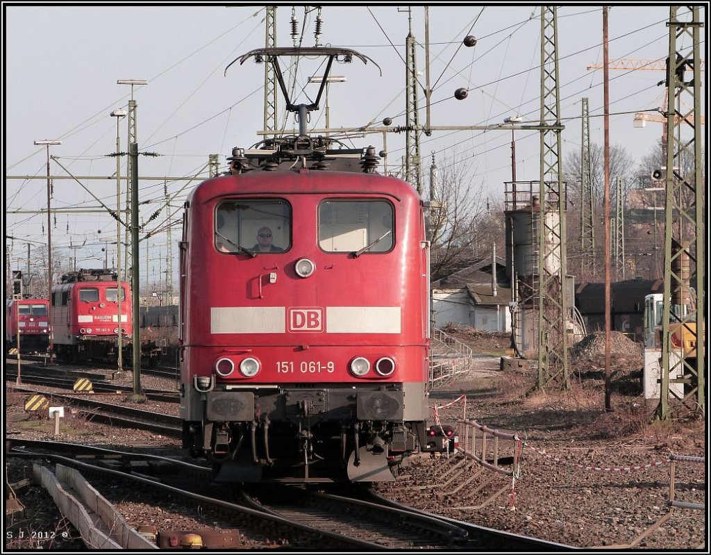 Die 151 061-9 in Momentaufnahme festgehalten,im Mrz 2012 in Aachen West.