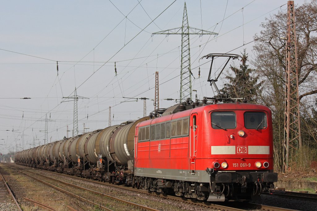 Die 151 061 fuhr am 27.3.12 mit einem Kesselzug durch Ratingen-Lintorf.