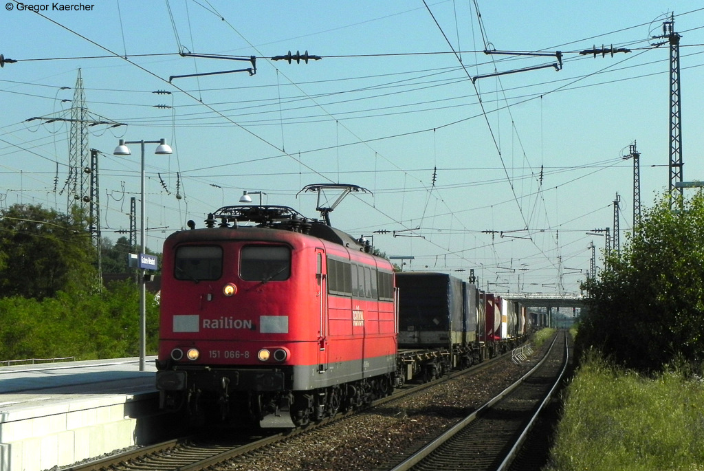 Die 151 066-8 fhrt mit einem Containerzug in Graben-Neudorf und weiter Richtung Bruchsal durch. Das Bild entstand legal am Bahnsteigende von Bahnsteig 4. Aufgenommen am 04.07.2011.