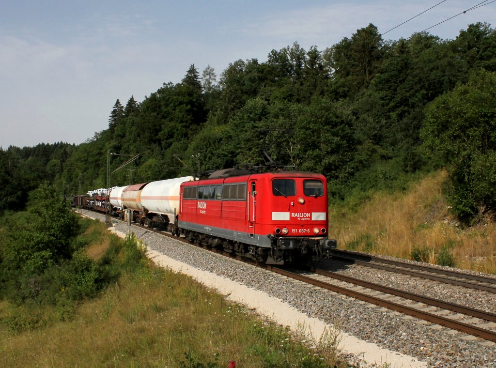 Die 151 067 mit einem Gterzug am 03.08.2013 unterwegs bei Gundelsheim.