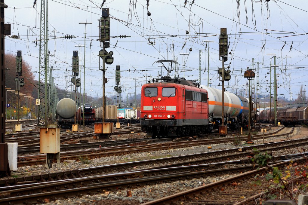 Die 151 069-2 von Railion fhrt mit einem Kesselzug von Aachen-West nach Ludwigshafen-BASF ber Kln.
27.11.2011