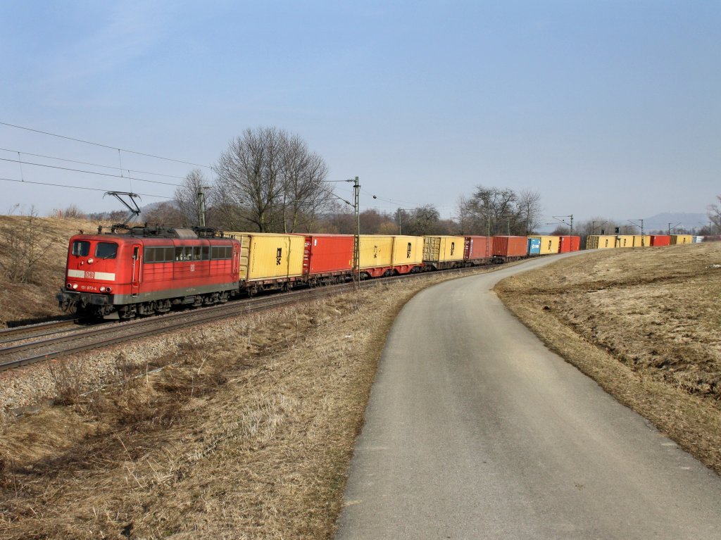 Die 151 073 am 05.03.2011 mit einem Containerzug unterwegs bei P�lling. 