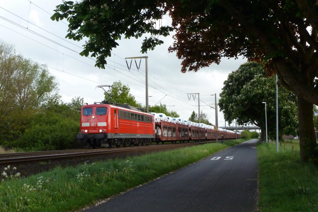 Die 151 075-9 fuhr am 16.05.2012 mit einem Autozug nach Emden, hier durchfhrt sie Leer.