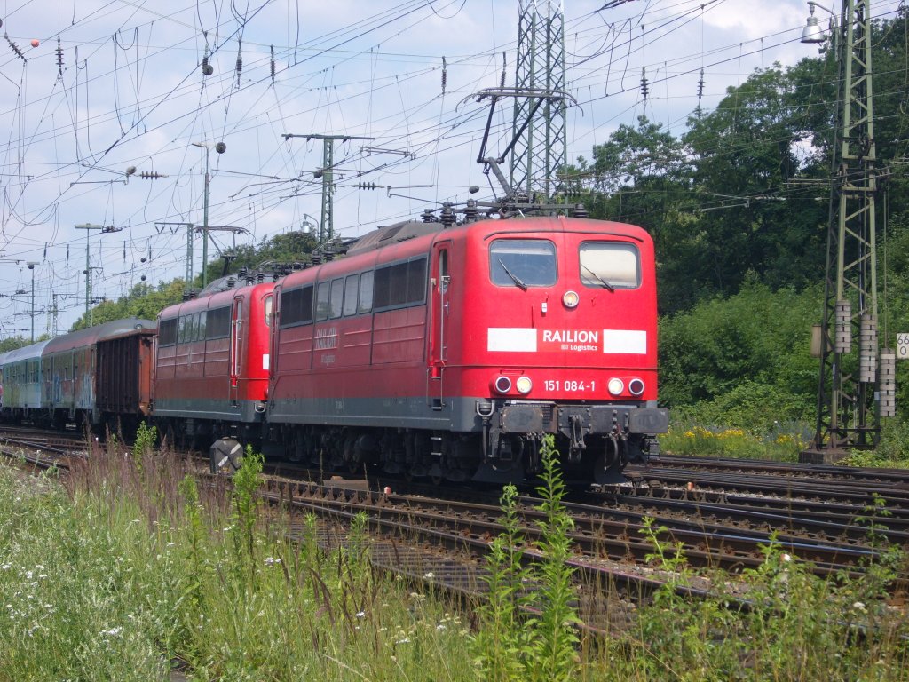 Die 151 084-1 fuhr am 04.07.2009 mit einer weiteren 151er und fnf n-Wagen Steuerwagen der Karlsruher Bauart in Kln Gremberg ein.