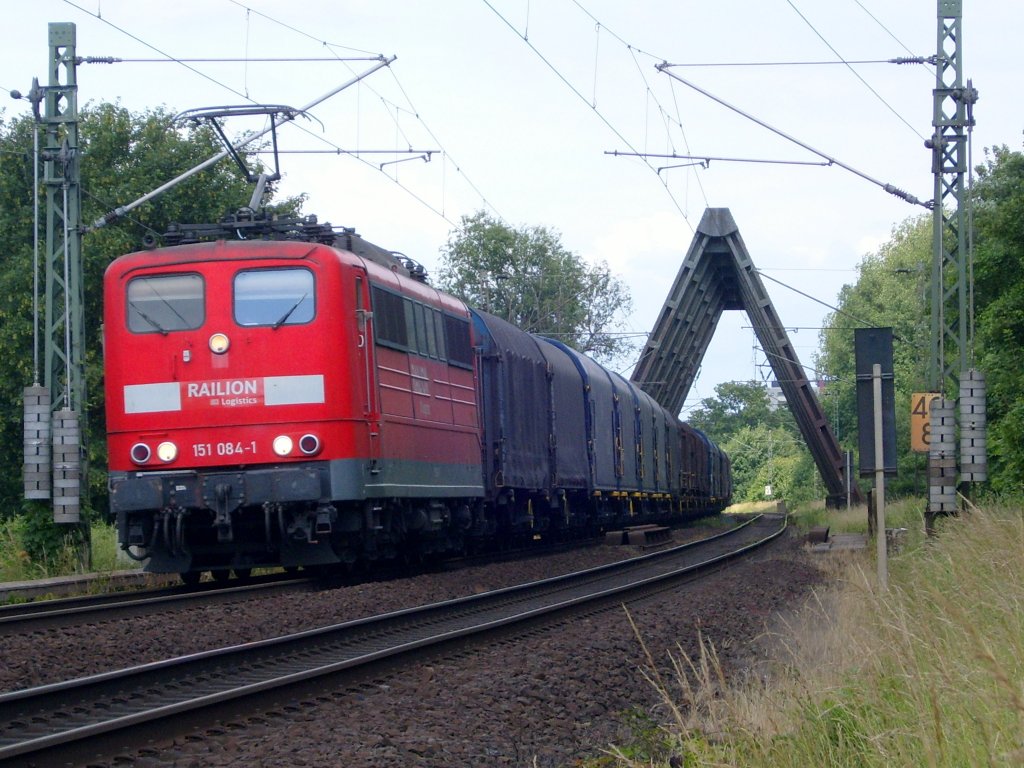 Die 151 084-1 kam am 12.06.2009 bei der Drener Brcke richtung Aachen vorbei.