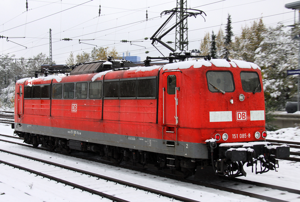 Die 151 085-8 fhrt lz durch Mnchen Heimeranplatz am 28.10.2012