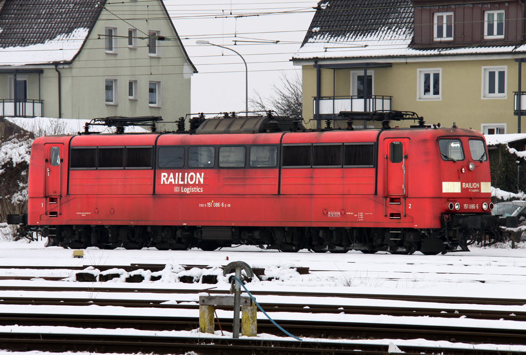 Die 151 086-6 in orientrot als Vorletzte dieser Farbgebung im DB Bestand, aufgenommen am 22.02.2013 in Freilassing