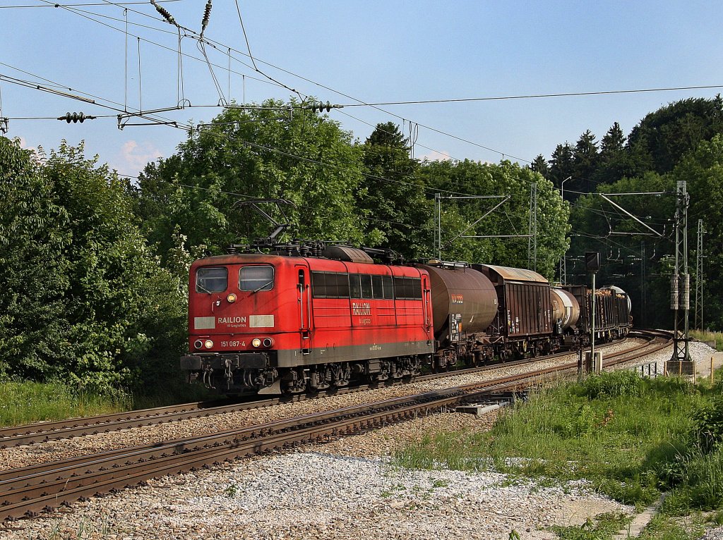 Die 151 087 am 25.06.2010 mit einem Gterzug bei der Durchfahrt in Aling. 