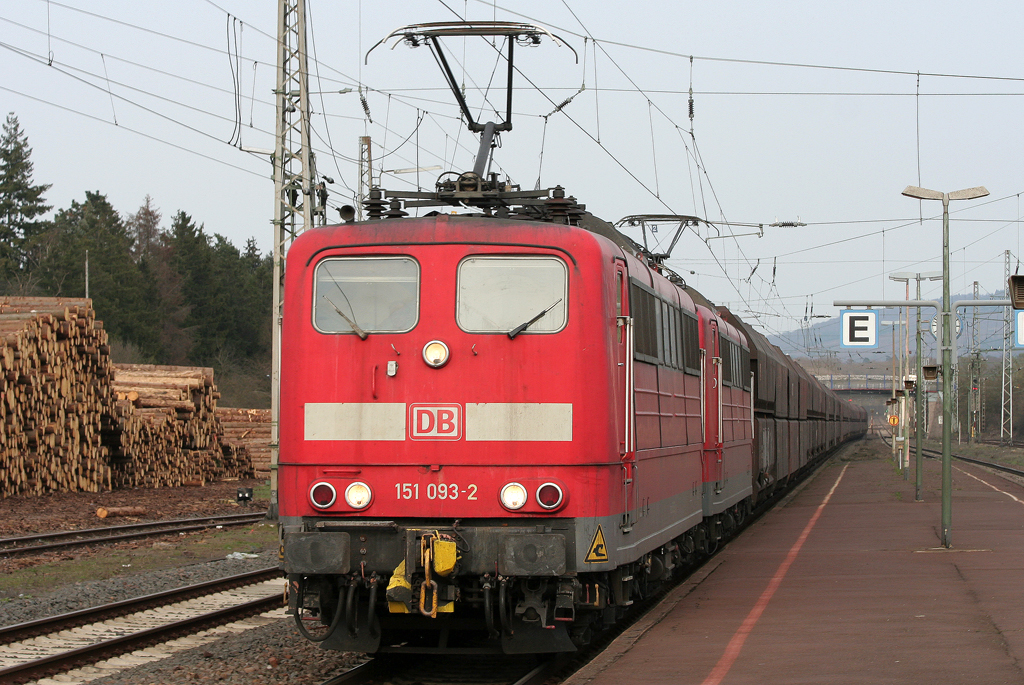 Die 151 093-2 zieht den Erzbomber in DT durch Wirrlich am 26.03.2011