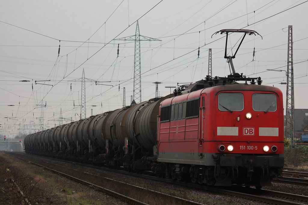 Die 151 100 fuhr am 24.1.12 mit einem Kesselwagenzug durch Ratingen-Lintorf.