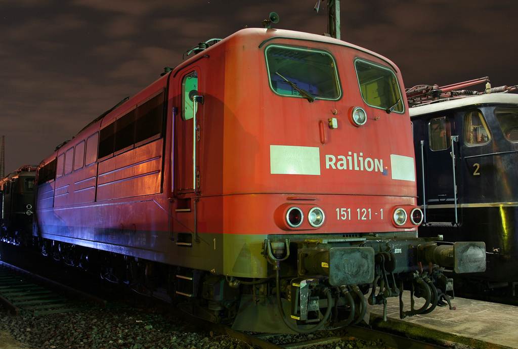 Die 151 121-1 steht neben der 110 348-0 im DB Museum Koblenz zur Nacht der langen Museen am 24.09.2011