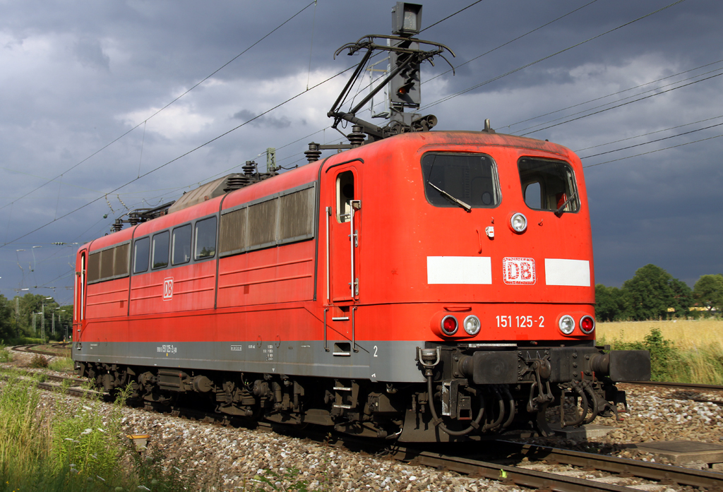 Die 151 125-2 fhrt Lz durch und nach Mnchen Riem am 19.07.2012