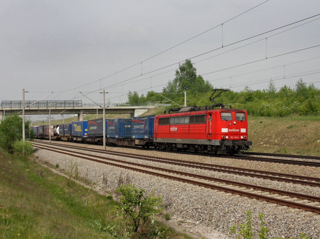 Die 151 133 am 28.04.2011 mit einem KLV-Zug unterwegs bei Hebertshausen. 