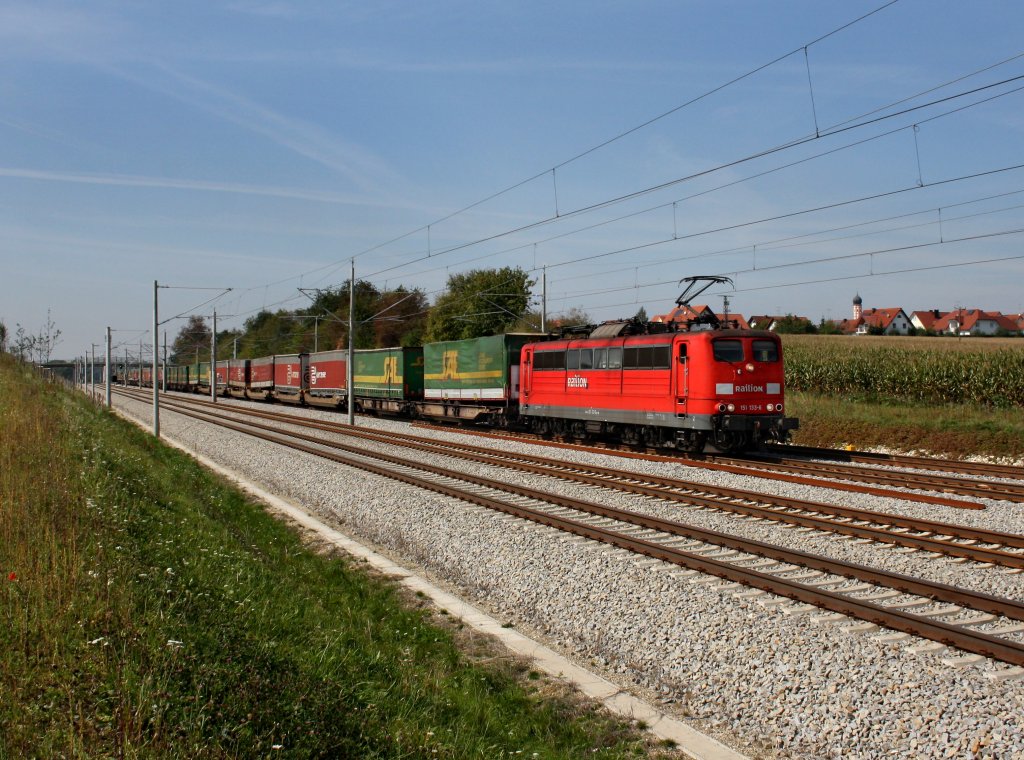 Die 151 133 mit einem KLV-Zug am 24.09.2011 unterwegs bei Hattenhofen.