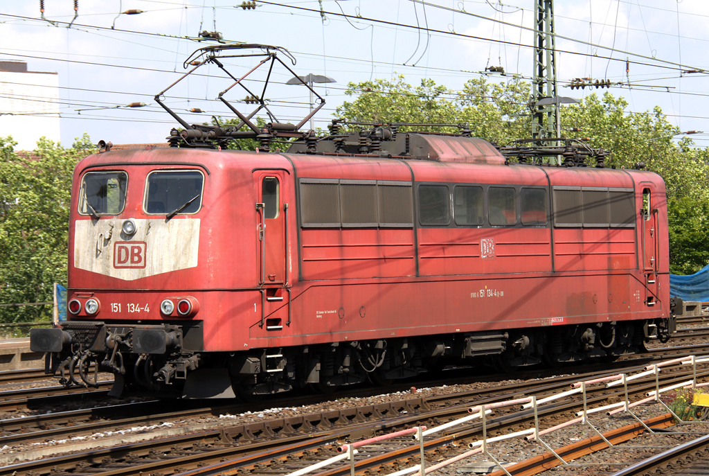 Die 151 134-4 fhrt Lz von Aachen West durch Aachen HBF nach Stolberg am 26.06.2012