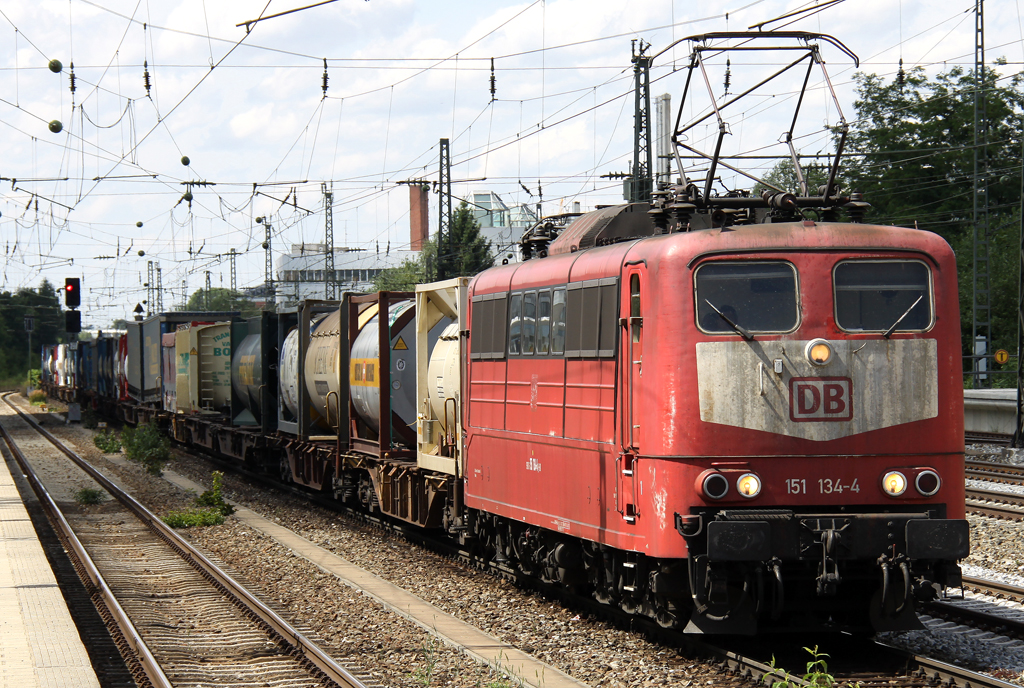 Die 151 134-4 zieht einen Containerzug durch Mnchen Heimeranplatz am 18.07.2012