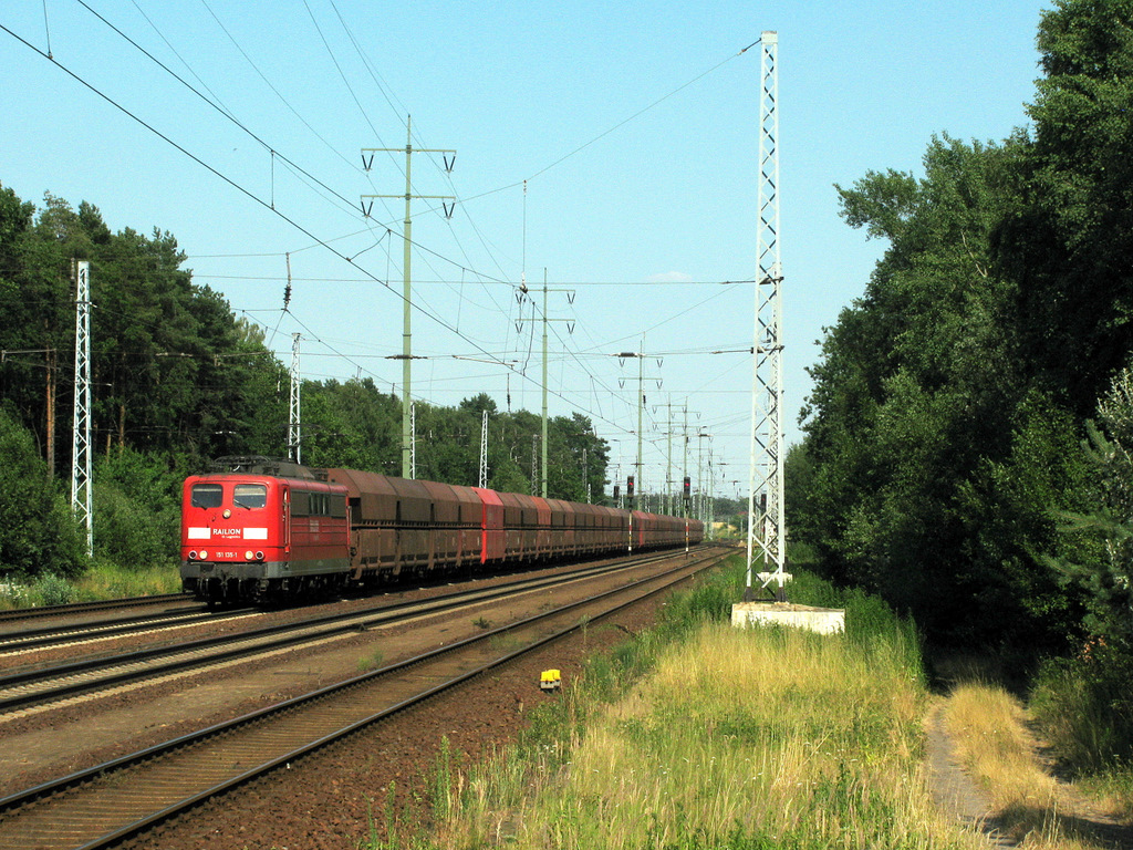 Die 151 135-1 kam dann am nchsten Ort (Diedersdorf) mit einem Erzpendelumleiter von Eisenhttenstadt nach Hamburg am 11.07.