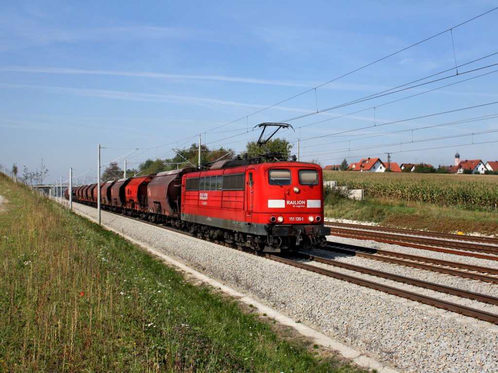Die 151 135 mit einem Tanos Zug am 24.09.2011 unterwegs bei Hattenhofen.