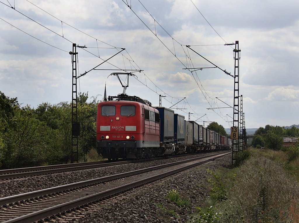 Die 151 141 am 29.08.2009 mit einem KLV-Zug unterwegs bei Thngersheim. 