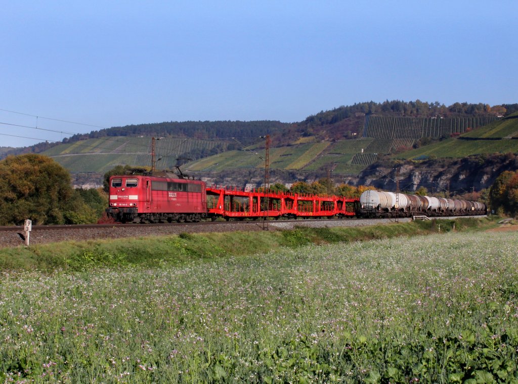 Die 151 144 mit einem leeren Autozug am 11.10.2012 unterwegs bei Himmelstadt.