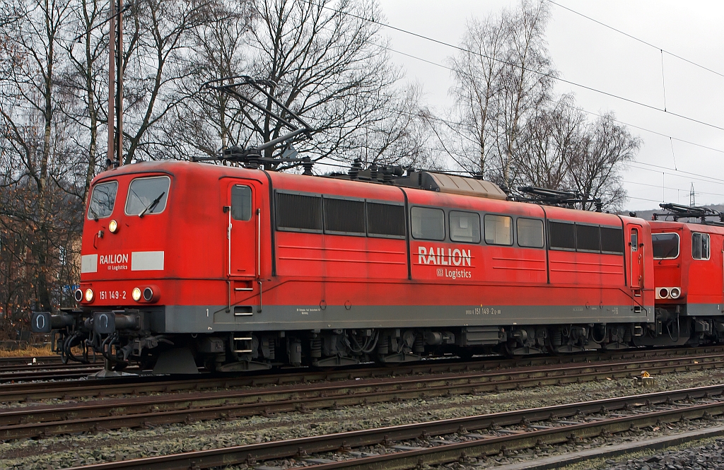 Die 151 149-2 der DB Schenker Rail Deutschland AG hat aufgebgelt, hier am 23.12.2011 in Kreuztal, sie will einen Gterzug im Ragierbahnhof abholen und auf der KBS 440 Ruhr-Sieg-Strecke in Richtung Hagen ziehen.
