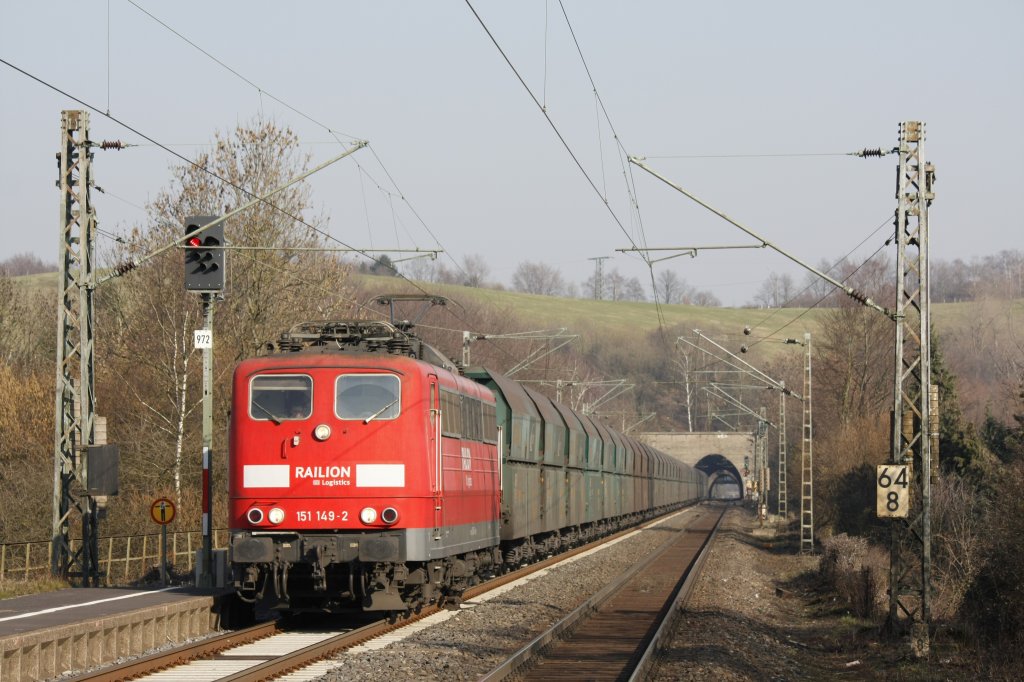 Die 151 149-2 fuhr am 03.03.2011 durch Eilendorf.