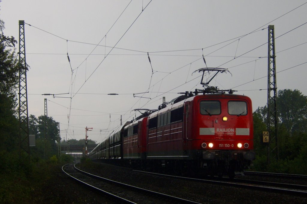 Die 151 150-0 fuhr am 08.08.2010 durch den strhmenden Regen an der Einfahrt von Gnf Gremberg an mir vorbei.