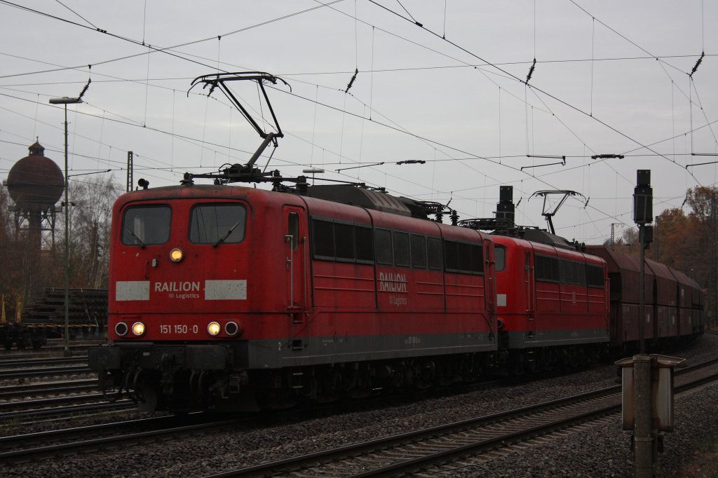 Die 151 150 und eine weitere 151 ziehen am 26.11.11 einen Kohlezug durch Duisburg-Entenfang.