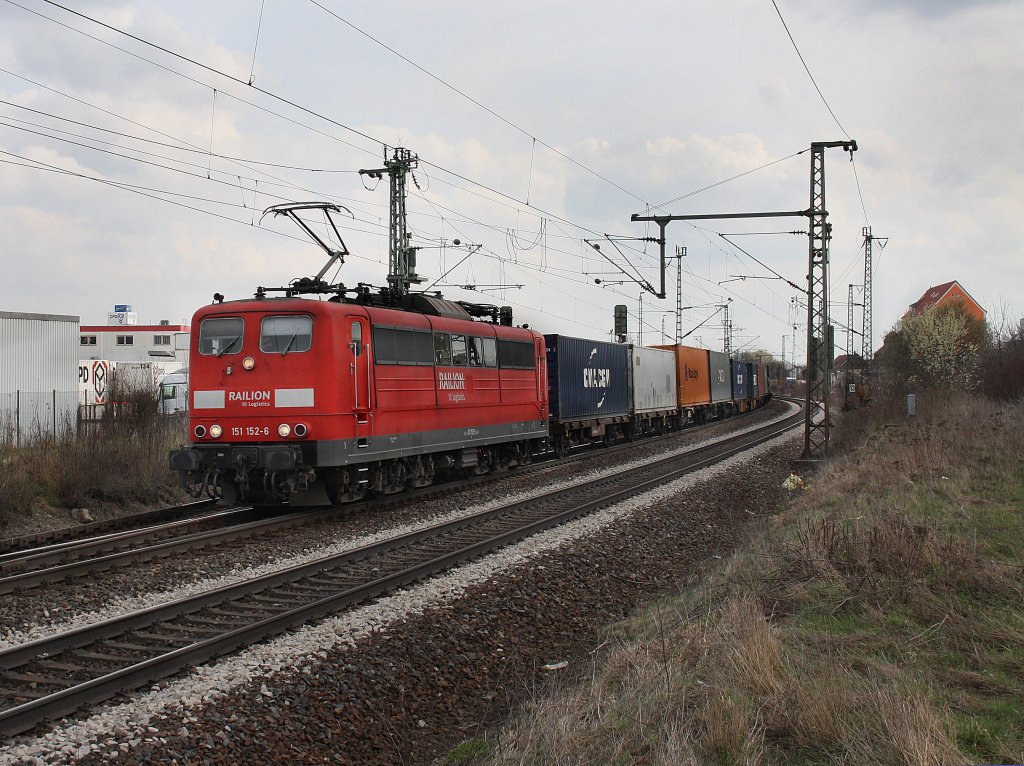 Die 151 152 am 02.04.2010 mit einem Containerzug unterwegs bei Obertraubling. 