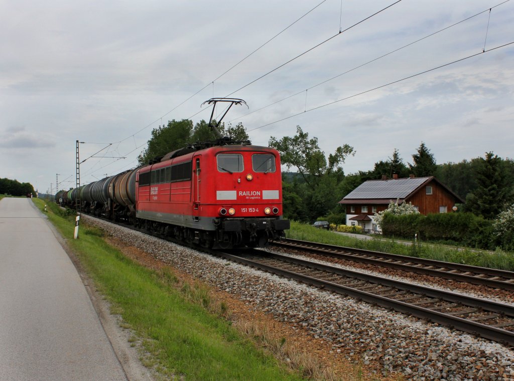 Die 151 153 mit einem Kesselwagenzug am 07.06.2012 unterwegs bei Vilshofen.