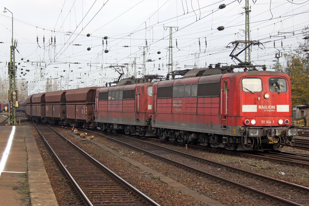 Die 151 164-1 und 151 162 in Mnchengladbach Hbf , am 11,11,09