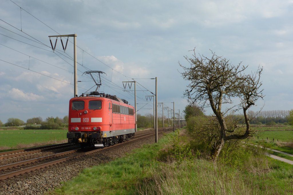 Die 151 166-6 Solo am 27.04.2012 von Emden nach D�rpen, hier bei Veenhusen.
