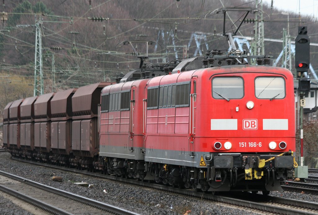 Die 151 166-6 zieht in DT einen Kohlezug durch Kln West am 29.12.2009