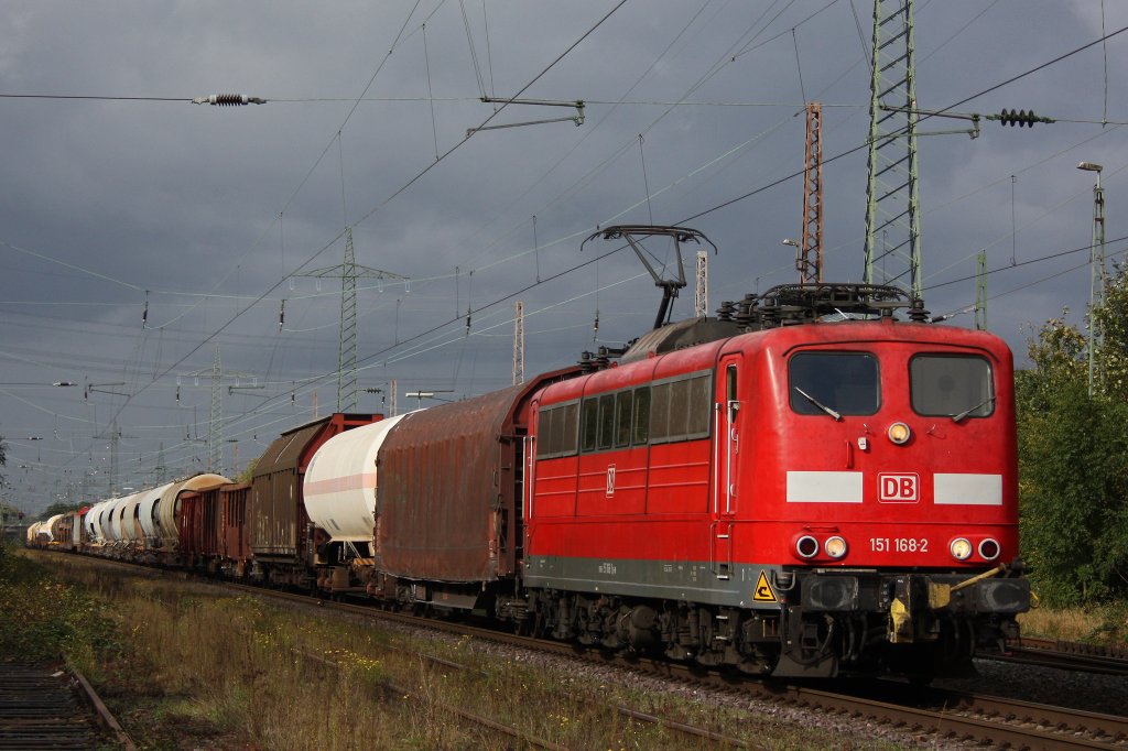 Die 151 168 zieht am 7.10.11 einen gemischten G�terzug durch Ratingen-Lintorf.